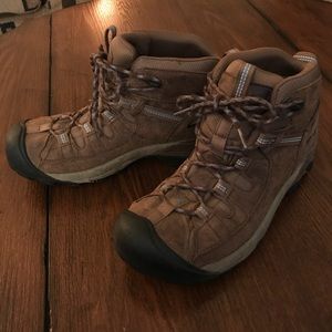 KEEN Targhee II Mid Hiking Boots! Like new!